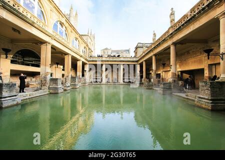 Vue sur les thermes romains bien conservés de la ville de Bath, Somerset, Angleterre Banque D'Images