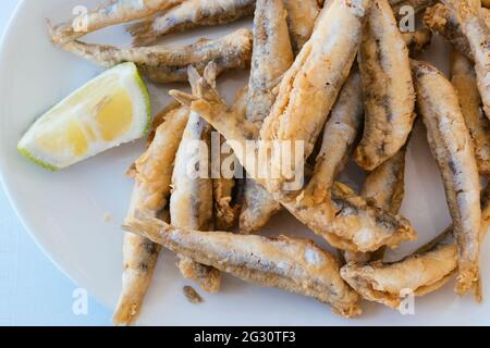 Cuisine andalouse typique. Anchois frits. Torremolinos, Málaga, Andalucía Espagne, Europe Banque D'Images