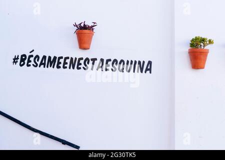 Hashtag peint sur la rue de Torremolinos #BesameEnEstaEsquina - # Kiss Me dans ce coin. Torremolinos, Malaga, Costa de sol, Andalousie, Espagne, E Banque D'Images