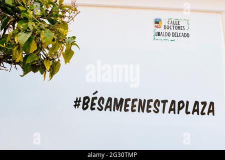 Hashtag peint sur la rue de Torremolinos #BesameEnEstaPlaza - # Kiss me dans cette place. Torremolinos, Malaga, Costa de sol, Andalousie, Espagne, EUR Banque D'Images