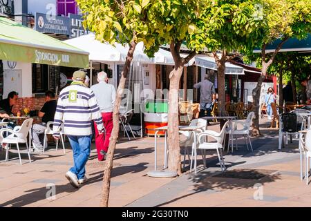 Rue María Barabino dans le centre historique de Torremolinos. Bars et terrasses. Torremolinos, Málaga, Costa de sol, Andalousie, Espagne, Europe Banque D'Images