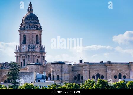 Vue sur la cathédrale de Malaga depuis le port. La cathédrale de Malaga est inachevée, seule la tour nord est construite. . Málaga, Andalucía, Espagne, Europe Banque D'Images