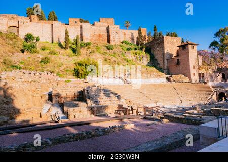 Ruines d'un ancien amphithéâtre romain avec forteresse Alcazaba. Málaga, Andalucía, Espagne, Europe Banque D'Images