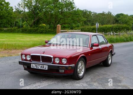 1994 années 90 années 90, berline Red British Jaguar 4dr à la 58e édition annuelle de Manchester à Blackpool Vintage & Classic car Run l'événement est un « Touring Assembly » Banque D'Images