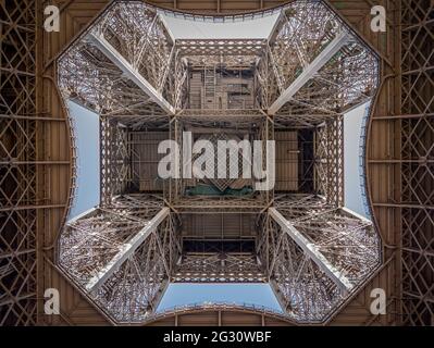 Détail de l'architecture de la Tour Eiffel, structure métallique Simetric d'en dessous. Banque D'Images