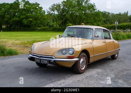 1972 70s Gold Citroen DS 2347cc essence à la 58e édition annuelle de Manchester à Blackpool Vintage & Classic car Run l'événement est un « Touring Assembly » Banque D'Images