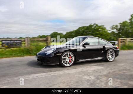 2002, Porsche 911 Turbo noir 3600cc essence coupé, voyage à l'exposition de voitures classiques et vintage à Heskin Hall, Lancashire, Royaume-Uni Banque D'Images