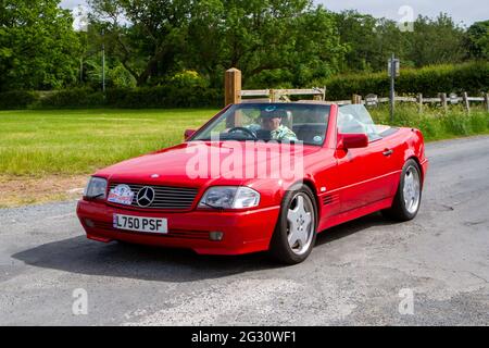 1993 90s rouge Mercedes Benz 500 4973cc cabrio à la 58e course annuelle de Manchester à Blackpool Vintage & Classic car Run Banque D'Images