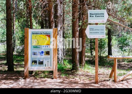 Panneaux d'information au début des pistes. Parc naturel de la rivière Cuervo. Vega del Codorno,Cuenca, Castilla la Mancha, Espagne, Europe Banque D'Images