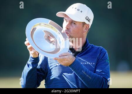 KUNGSBACKA 2021-06-13 Jonathan Caldwell d'Irlande du Nord embrasse le trophée après avoir remporté l'épreuve de golf scandinave mixte au Vallda Golf & Country Club en dehors de Göteborg, Suède. Foto: Adam Ihse / TT / Kod 9200 Banque D'Images