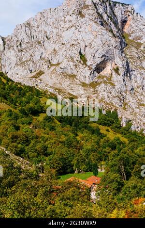 Bulnes et ses deux quartiers. Bulnes de Abajo, la Villa, et Bulnes de Arriba, El Castillo. Parc national Picos de Europa. Bulnes, Cabrales, Astur Banque D'Images