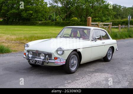 1968 60s White mg B GT, MGB 1798cc à la 58e course annuelle de voiture classique arrivant à Heskin Hall, Lancashire Royaume-Uni Banque D'Images