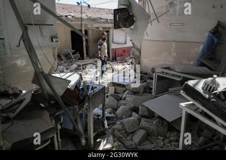 Afrin, Syrie. 13 juin 2021. Un homme syrien inspecte les dégâts à l'hôpital al-Shifaa dans la ville d'Afrin, au nord de la Syrie, contrôlée par des rebelles soutenus par la Turquie, un jour après qu'il aurait été visé, ainsi que dans les zones résidentielles voisines, par une attaque à la roquette lancée par le gouvernement syrien. Selon un moniteur de guerre, le nombre de morts résultant de l'attaque a grimpé à 21 personnes, dont 17 civils. Credit: Aras Alkharboutli/dpa/Alamy Live News Banque D'Images