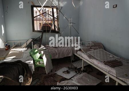 Afrin, Syrie. 13 juin 2021. Une vue générale d'une chambre d'hôpital endommagée à l'intérieur de l'hôpital al-Shifaa, dans la ville d'Afrin, au nord de la Syrie, contrôlée par des rebelles soutenus par la Turquie, un jour après qu'elle aurait été ciblée, ainsi que des zones résidentielles voisines, par une attaque à la roquette lancée par le gouvernement syrien. Selon un moniteur de guerre, le nombre de morts résultant de l'attaque a grimpé à 21 personnes, dont 17 civils. Credit: Aras Alkharboutli/dpa/Alamy Live News Banque D'Images