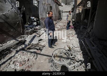 Afrin, Syrie. 13 juin 2021. Des hommes syriens inspectent les dégâts à l'hôpital al-Shifaa, dans la ville d'Afrin, au nord de la Syrie, contrôlée par des rebelles soutenus par la Turquie, un jour après qu'il aurait été visé, ainsi que dans les zones résidentielles voisines, par une attaque à la roquette lancée par le gouvernement syrien. Selon un moniteur de guerre, le nombre de morts résultant de l'attaque a grimpé à 21 personnes, dont 17 civils. Credit: Aras Alkharboutli/dpa/Alamy Live News Banque D'Images