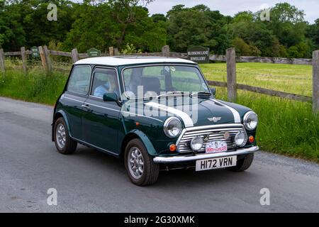 1990 90s Green rayed Rover Cooper 1 à la 58e édition annuelle de Manchester à Blackpool Vintage & Classic car Run l'événement est un « Touring Assembly » Banque D'Images