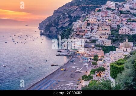 Coucher de soleil à Positano, côte amalfitaine, Salerne, Campanie, Italie Banque D'Images