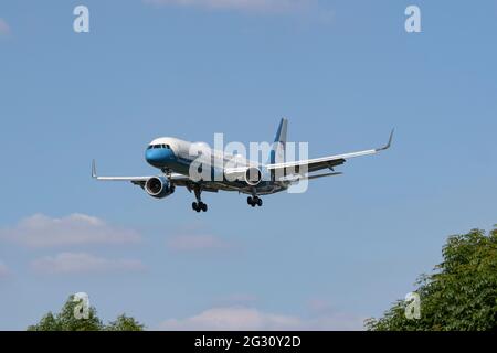 Londres, Royaume-Uni. US Airforce C-32 arrivant à Londres Heathrow avant de ramener la première dame des États-Unis Jill Biden à Washington DC. 13 juin 2021 crédit : Martin Evans/Alay Live News Banque D'Images