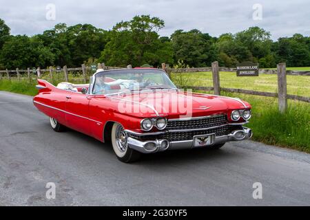 1954 voiture de muscle rouge Cadillac américaine avec ailettes de queue annuel Manchester à Blackpool Vintage & Classic car Banque D'Images