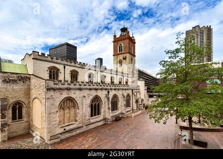 LONDRES ANGLETERRE BARBICAN CENTRE SILK STREET VILLE DE LONDRES VUE DE L'ÉGLISE ST. GILES CRIPPLEGATE Banque D'Images