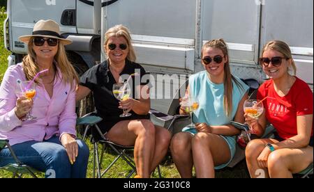 Dunmanway, West Cork, Irlande. 13 juin 2021. Aujourd'hui, il y avait une carte de course de 8 courses suiteuses sur le champ de courses de Ballabuidhe, Dunmanway, avec des spectateurs profitant pleinement du soleil le jour le plus chaud de l'année. Rosemarie Quill, Kenmare; Angela Kelleher, Macroom; Hannah Richardson, Dublin et Abigail Kelleher, Macroom. Crédit : AG News/Alay Live News Banque D'Images