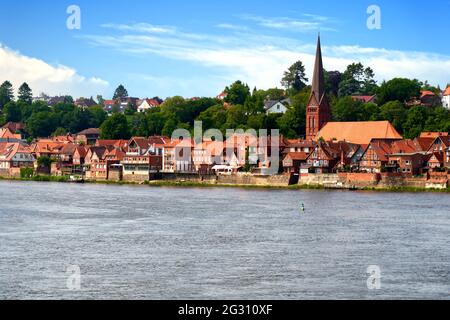 Vue sur l'Elbe jusqu'à la vieille ville de Lauenburg en Allemagne Banque D'Images