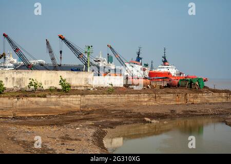 Alang, 01,février, 2016: Une autre vue de navire brisant Yard montrant des bateaux, des navires et des grues en action sur le bord de mer, Bhavnagar, Gujarat, Inde Banque D'Images