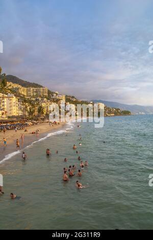 Hôtels et condos le long de Playa Los Muertos (plage de Los Muertos) sur la baie de Banderas, Puerto Vallarta – état de Jalisco, la côte ouest du Pacifique, Mexique Banque D'Images