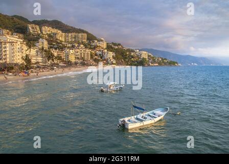 Hôtels et condos le long de Playa Los Muertos (plage de Los Muertos) sur la baie de Banderas, Puerto Vallarta – état de Jalisco, la côte ouest du Pacifique, Mexique Banque D'Images