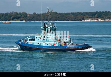 Southampton Water, sud de l'Angleterre, Royaume-Uni. 2021. L'océan en cours de remorqueur sur Southampton Water, Royaume-Uni. Banque D'Images