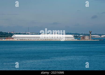 CalShot, Hampshire, Angleterre, Royaume-Uni. 2021. Le centre sportif CalShot, le château de Calshot et la tour de garde-côtes surplombent Southampton Water, dans le sud de l'Angleterre, au Royaume-Uni. Banque D'Images