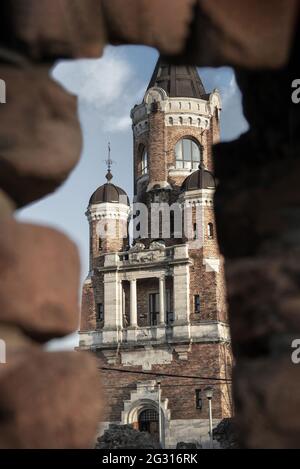 Zemun, Serbie - la Tour de Taurunum vue à travers une fissure dans le mur de brique Banque D'Images