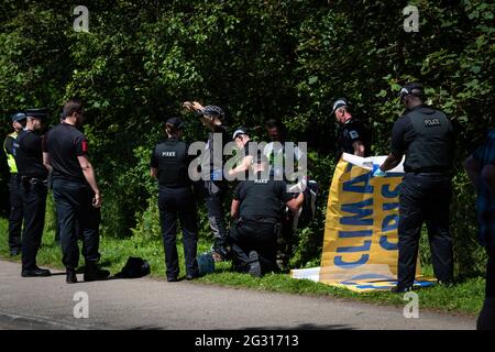 St Ives, Royaume-Uni. 13 juin 2021. Extinction les manifestants de la rébellion sont arrêtés et fouillés par la police à proximité du site du Sommet du G7. La rébellion de l'extinction prend des mesures pour la troisième et dernière journée du Sommet du G7. Credit: Andy Barton/Alay Live News Banque D'Images