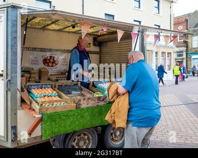 Lady Stallholder vend des œufs du Yorkshire à un homme âgé sur un marché dans le marché hebdomadaire de Redcar Banque D'Images