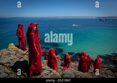 St Ives, Royaume-Uni. 13 juin 2021. La Brigade de la rébellion rouge, qui fait partie du mouvement de la rébellion d'extinction, se pose sur la tête de St Ives. La rébellion de l'extinction prend des mesures pour la troisième et dernière journée du Sommet du G7. Credit: Andy Barton/Alay Live News Banque D'Images