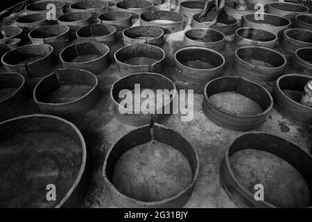 Travailleurs travaillant dans une usine de cerclays à Bengale-Occidental, Inde. Banque D'Images