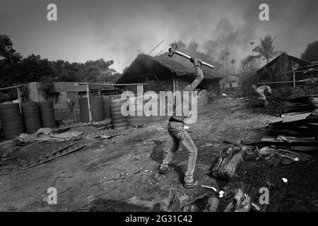 Travailleurs travaillant dans une usine de cerclays à Bengale-Occidental, Inde. Banque D'Images