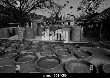 Travailleurs travaillant dans une usine de cerclays à Bengale-Occidental, Inde. Banque D'Images