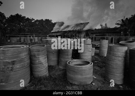 Travailleurs travaillant dans une usine de cerclays à Bengale-Occidental, Inde. Banque D'Images