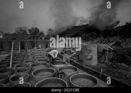 Travailleurs travaillant dans une usine de cerclays à Bengale-Occidental, Inde. Banque D'Images