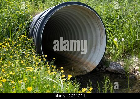 Tuyau de drainage perforé installé dans la zone rurale Banque D'Images