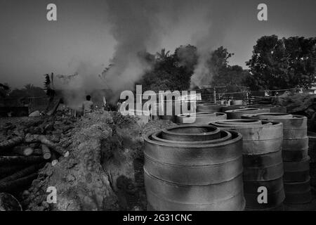 Travailleurs travaillant dans une usine de cerclays à Bengale-Occidental, Inde. Banque D'Images