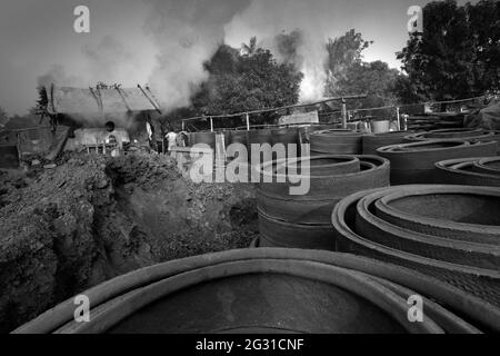 Travailleurs travaillant dans une usine de cerclays à Bengale-Occidental, Inde. Banque D'Images