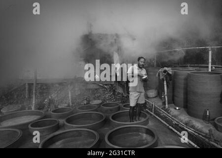 Travailleurs travaillant dans une usine de cerclays à Bengale-Occidental, Inde. Banque D'Images