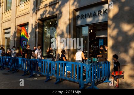 Barcelone, Espagne. 12 juin 2021. On voit des gens faire la queue avant d'entrer dans un magasin de vêtements Primark sur la place Catalunya à Barcelone, Espagne, le 12 juin 2021. Le début de l'été et l'assouplissement des restrictions de covid grâce à la vaccination signifie que de nombreux touristes sont attendus à visiter l'Espagne pendant la saison touristique 2021, ce qui porte le tourisme espagnol et l'industrie du voyage quelques affaires longtemps attendues. (Photo par Davide Bonaldo/Sipa USA) crédit: SIPA USA/Alay Live News Banque D'Images