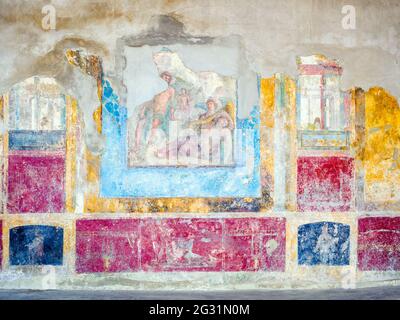 Panneau central fresque tritrlinium (salle à manger) mur avec Ariadne abandonné par Theseus sur l'île de Naxos encadré en bleu sur un jaune et rouge g Banque D'Images