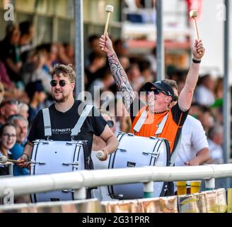 Ealing, Royaume-Uni. 13 juin 2021. Ealing Trailfinders les joueurs de tambour roulent les supporters lors du championnat Greene King IPA Jouez au match final du 1er pied entre Ealing Trailfinders et Saracens au club de rugby Ealing Trailfinders, à Ealing, en Angleterre, le 13 juin 2021. Photo de Phil Hutchinson. Utilisation éditoriale uniquement, licence requise pour une utilisation commerciale. Aucune utilisation dans les Paris, les jeux ou les publications d'un seul club/ligue/joueur. Crédit : UK Sports pics Ltd/Alay Live News Banque D'Images