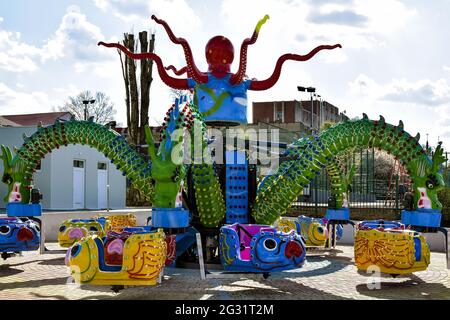 L'attraction pour enfants est mise en quarantaine en raison de Covid-19. Carrousel coloré dans un parc d'attractions sur fond bleu ciel. Gros plan. Mise au point sélective. Banque D'Images