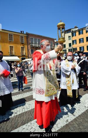 Padoue, 13 juin 2021, Saint-Antoine. Les célébrations de la journée sont modifiées en raison des restrictions Covid. Certains des pèlerins assistent à la messe à l'extérieur de la basilique, la célébration est diffusée sur un grand écran. L'Eucharistie est distribuée aux pèlerins à l'intérieur et à l'extérieur de la basilique. La procession ne peut pas avoir lieu, mais la statue af le saint et quelques reliques sont transportées le long des rues de la ville. Patriarca de Venise Francesco Moraglia apporte la sainte relique du bras de Saint Antoine de la Basilique della Salute à Venise. Banque D'Images