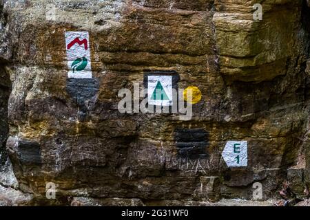 Panneau de randonnée à l'E 1 à Müllerthal près d'Echternach, Luxembourg Banque D'Images